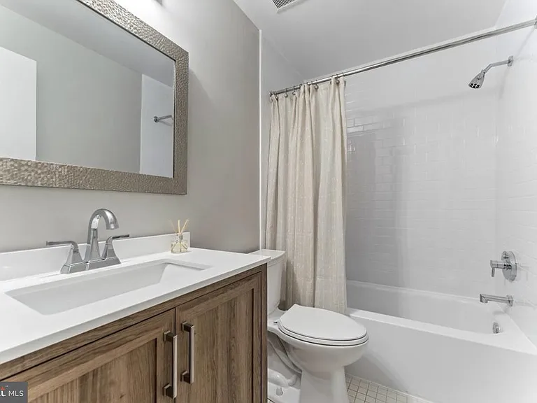 1750 Oakwood Ter #16C — Photo 15