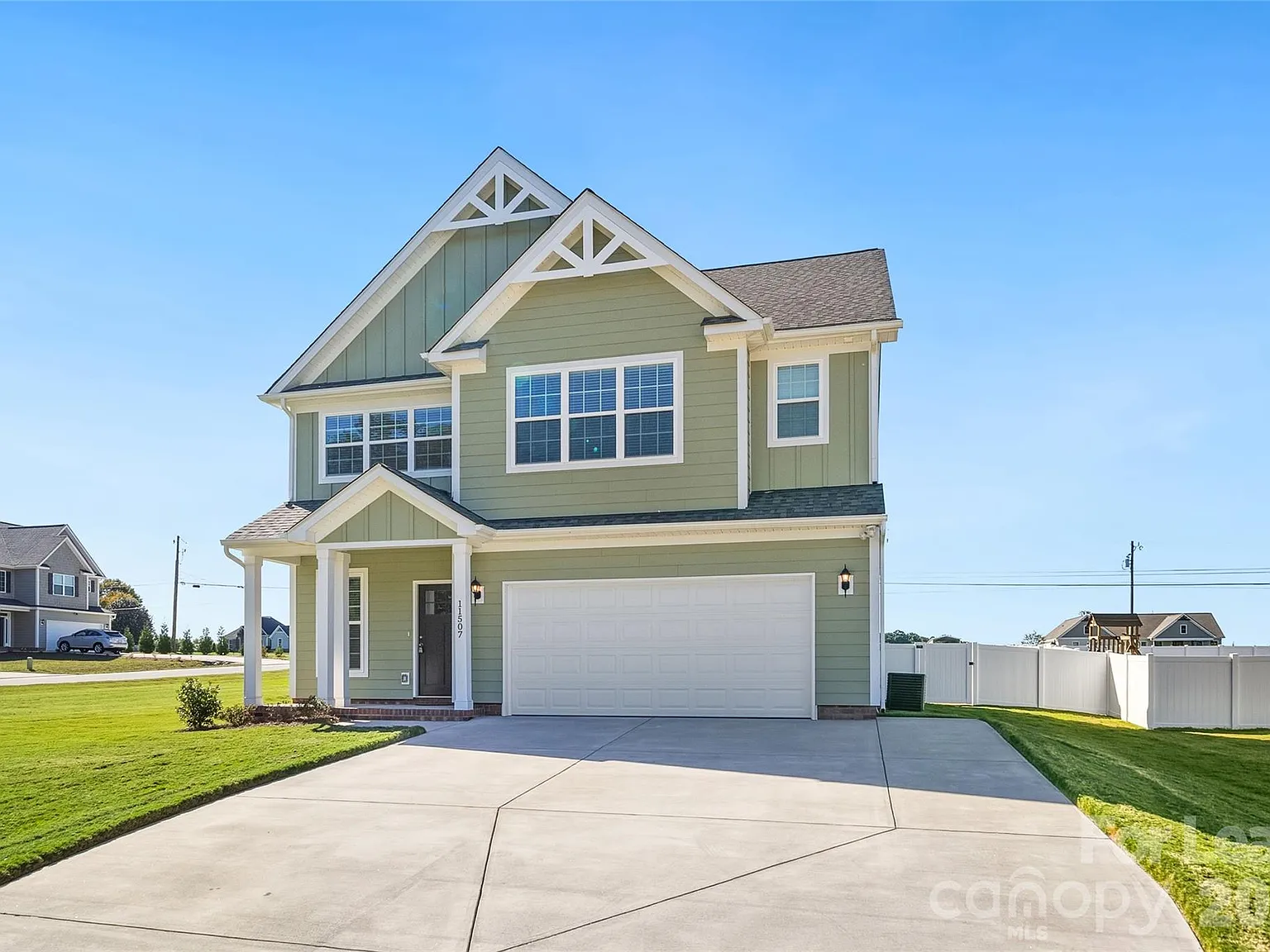 3 bed, 3.5 bath, 2816 sqft, $2,800 — Photo 2