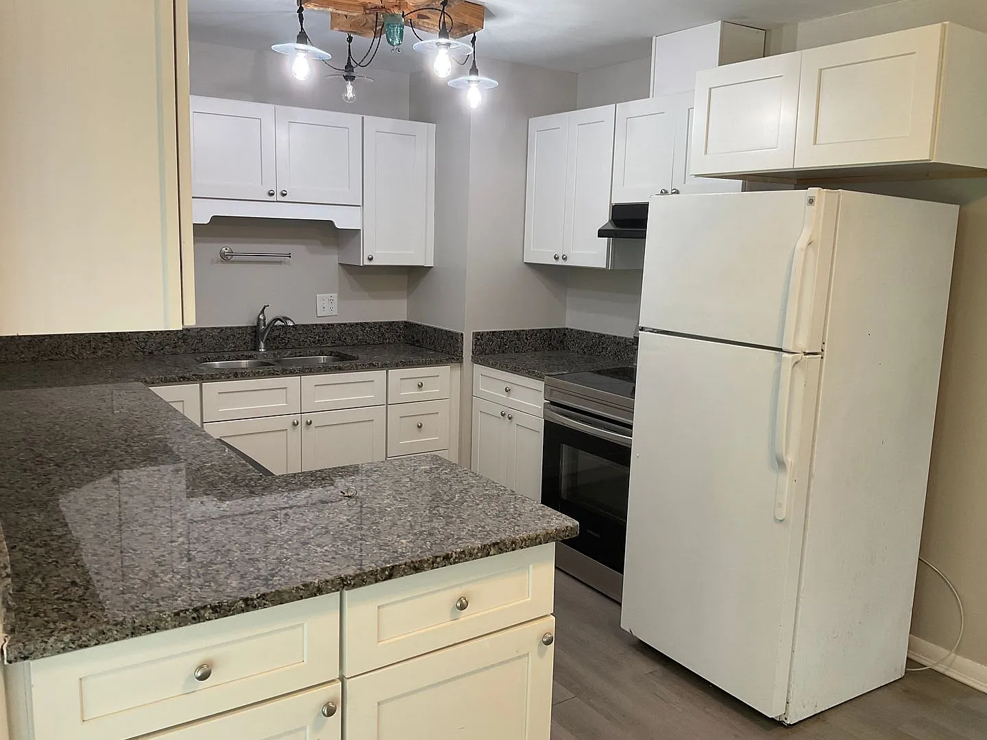 Adorable 3 bedroom 2 bath home located just off Richlands Highway. — Photo 4