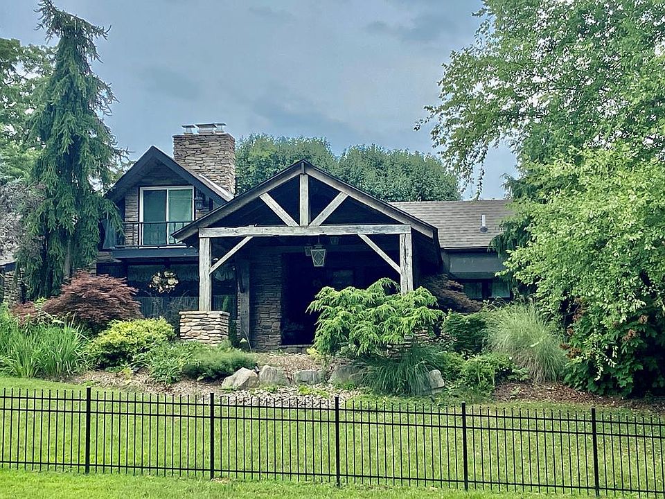 1st image of 2241 Woodcrest Dr