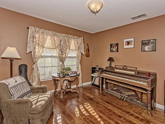 5th image of 103 Teakwood Ct