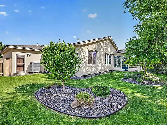 3 bed, 2104 sqft, $3,200 — Photo 3