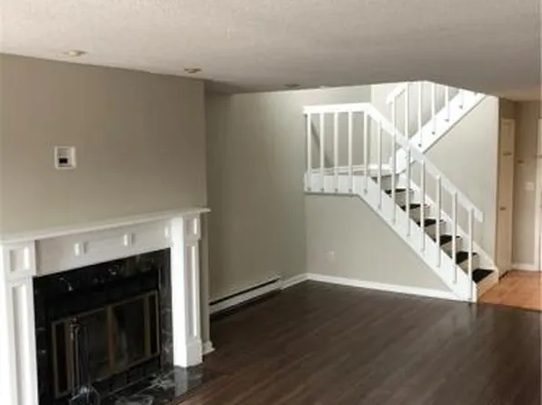 136 Kane St APT D11, West Hartford, CT 06119