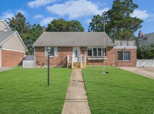 21 Tudor Rd, Farmingdale, NY 11735