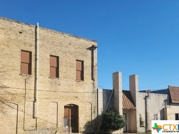 201 W Morris St, Yoakum, TX 77995