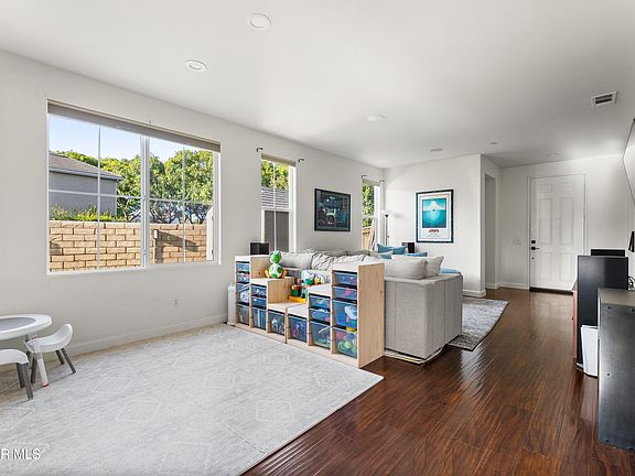 4th image of 957 Entrada Dr