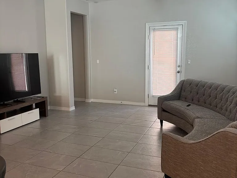 1669 Asbury St — Photo 3