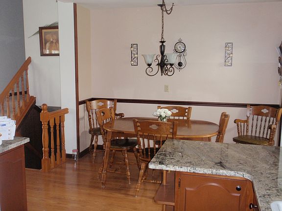 4th image of 10 Manorview Dr