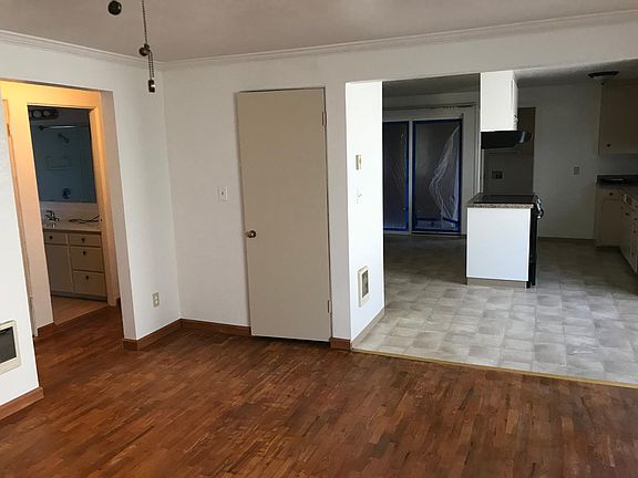 4th image of 6811 Pacific Ave