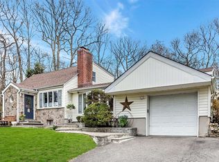 138 Pidgeon Hill Rd, Huntington Station, NY 11746