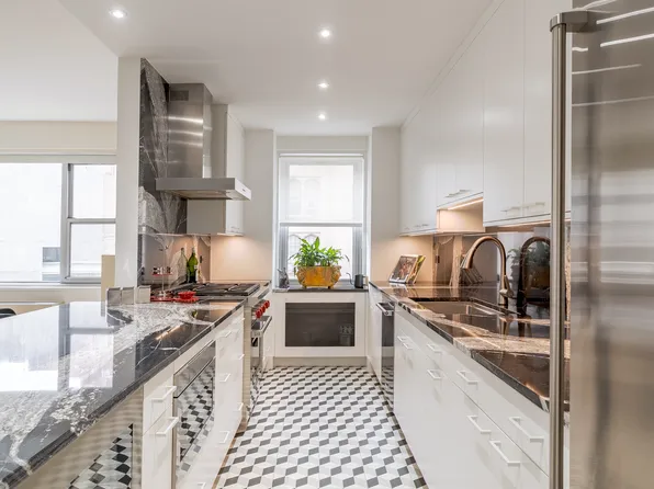 150 East 69th Street image 4 of 14