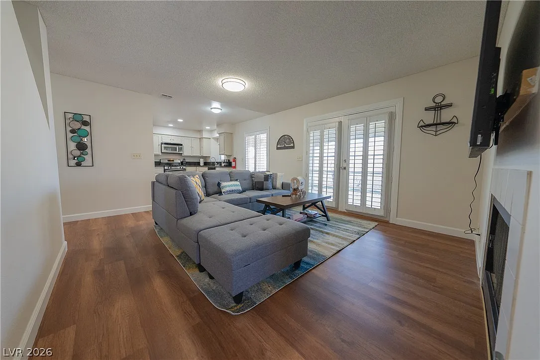5 bed, 3.0 bath, 2340 sqft, $3,850 — Photo 3