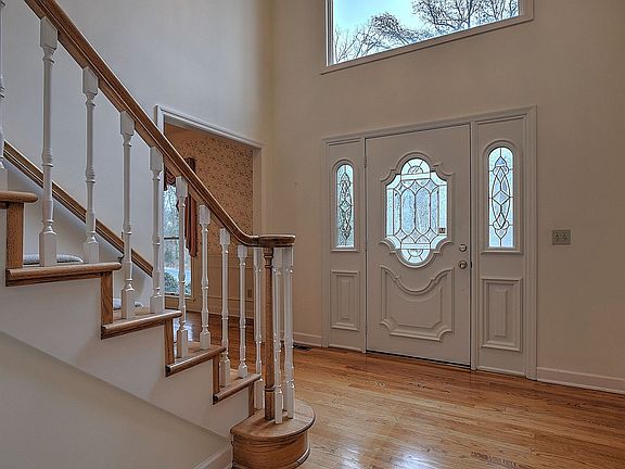 4th image of 136 Chippendale Sq