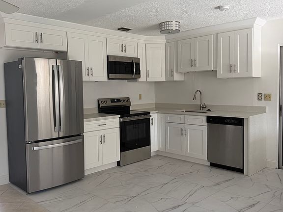 4th image of 638 NE 15th Ct