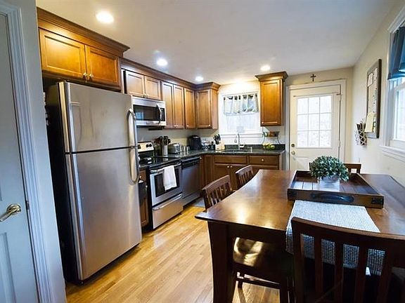 4th image of 156 Massapoag Ave