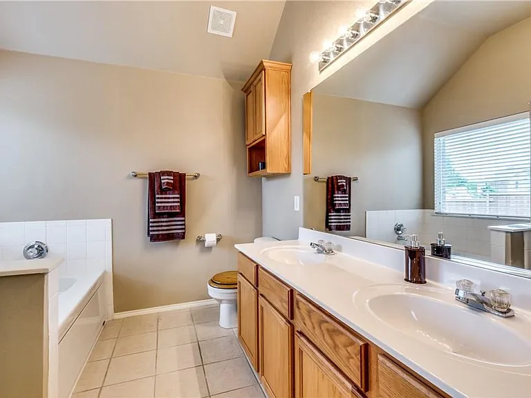 5913 Dustin Trl — Photo 11