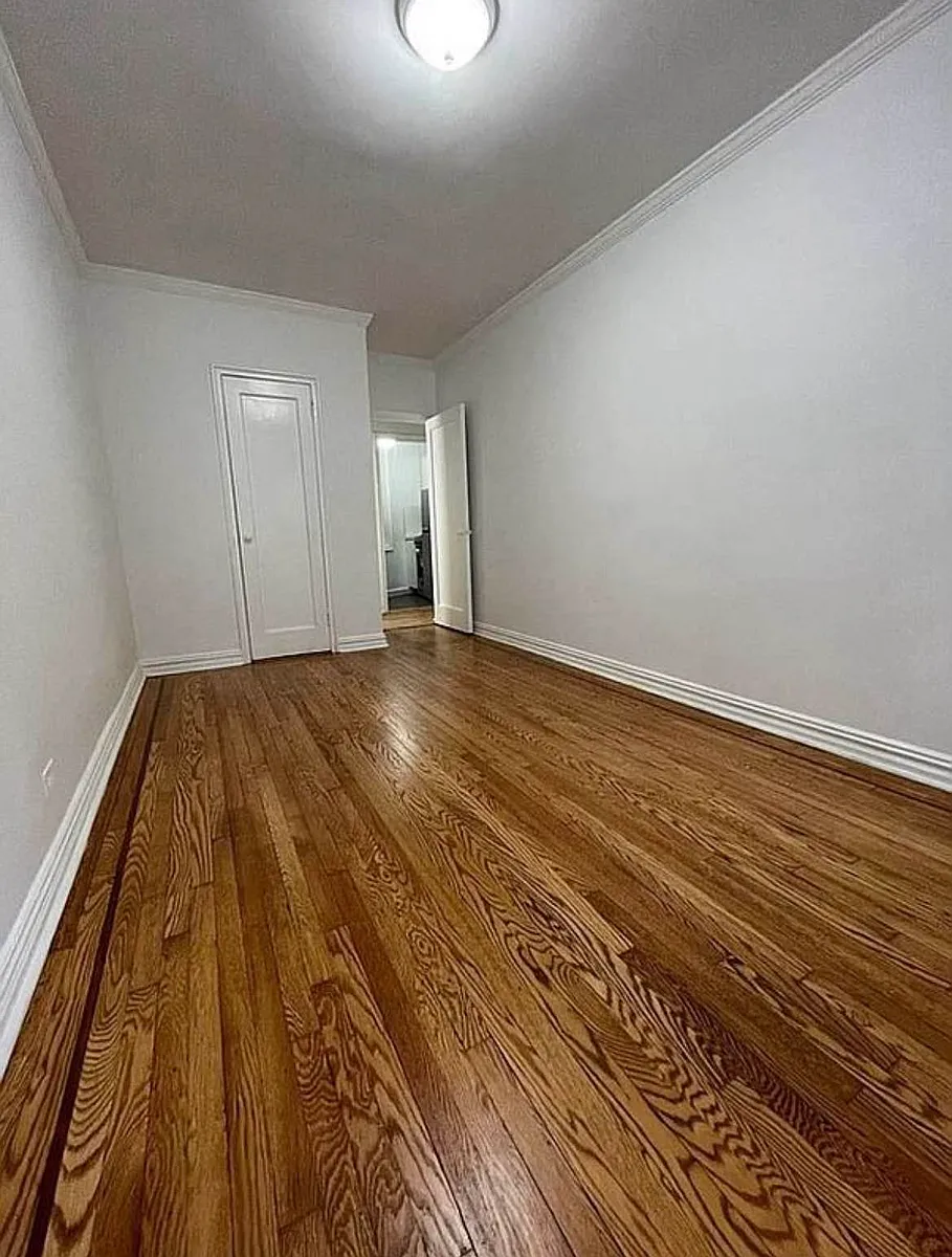 Building Photo - 105 E 24th St #3A