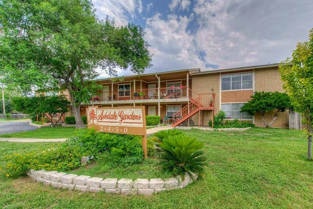 2 bed, 1.0 bath, 840 sqft, $1,300 — Photo 1