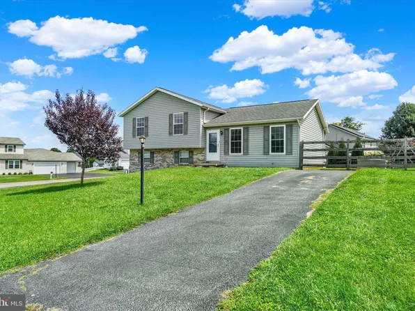 131 Switchpoint Dr, Stewartstown, PA 17363