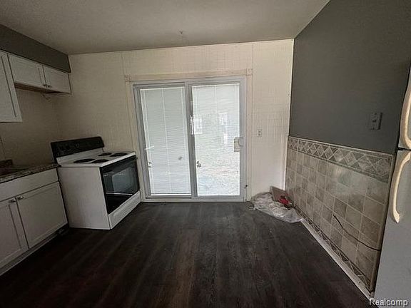4th image of 26367 Ridgemont St