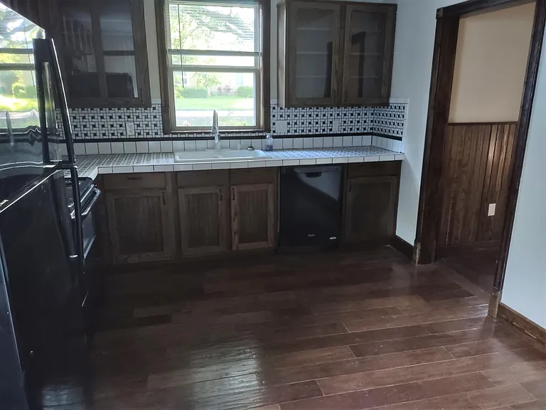 501 Live Oak St — Photo 7