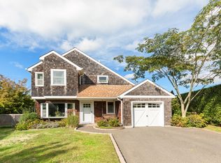 24 Meadowgrass Ln, Southampton, NY 11968
