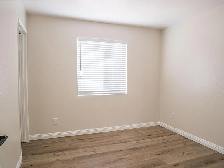 39547 Victoria St — Photo 10