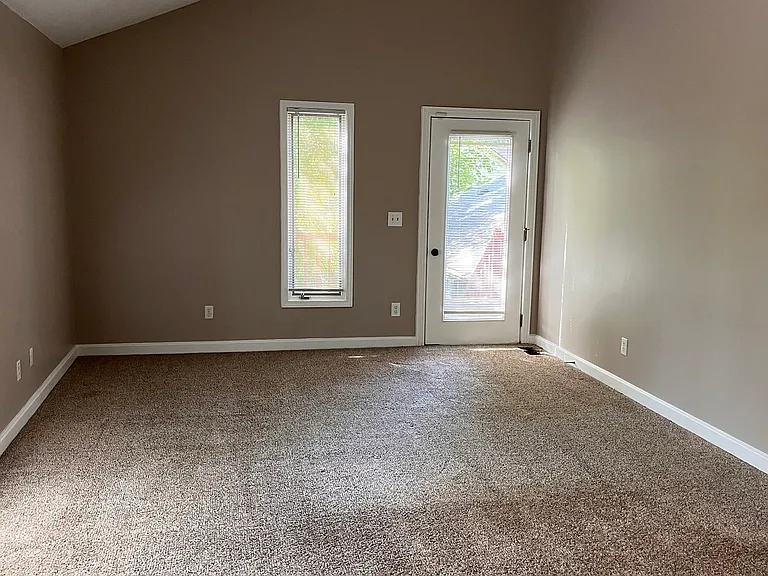945 Fox Hill Dr #B — Photo 12