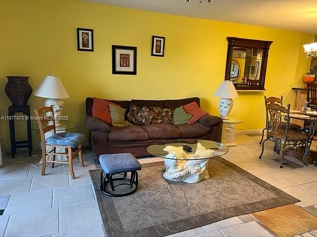 Uno Lago 6 Condo — Photo 4