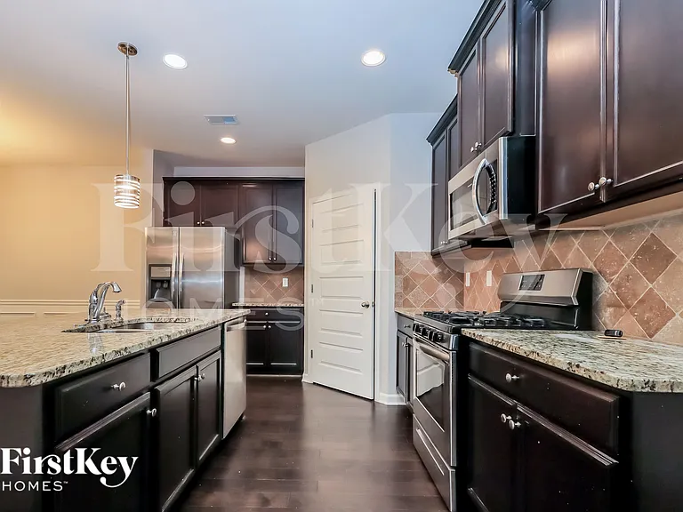 569 Carleton Pl — Photo 6