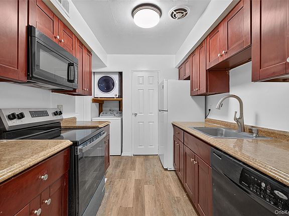 4th image of 8 Valley Forge Court