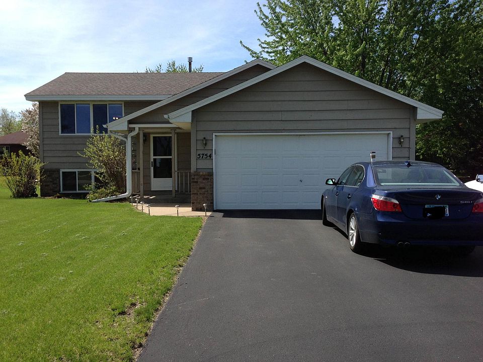 Large, flat front yard!