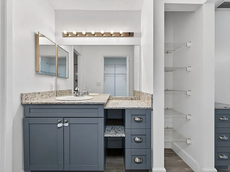 889 Hamilton Dr #889D — Photo 8