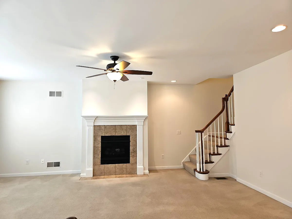 Building Photo - 523 E Vanderbilt Dr