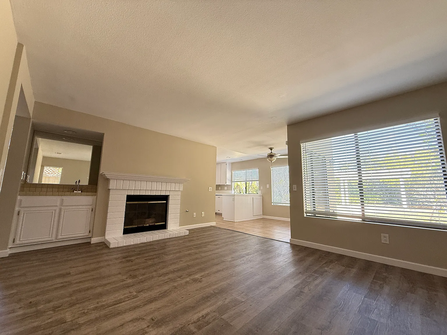 4 bed, 2163 sqft, $5,300 — Photo 3