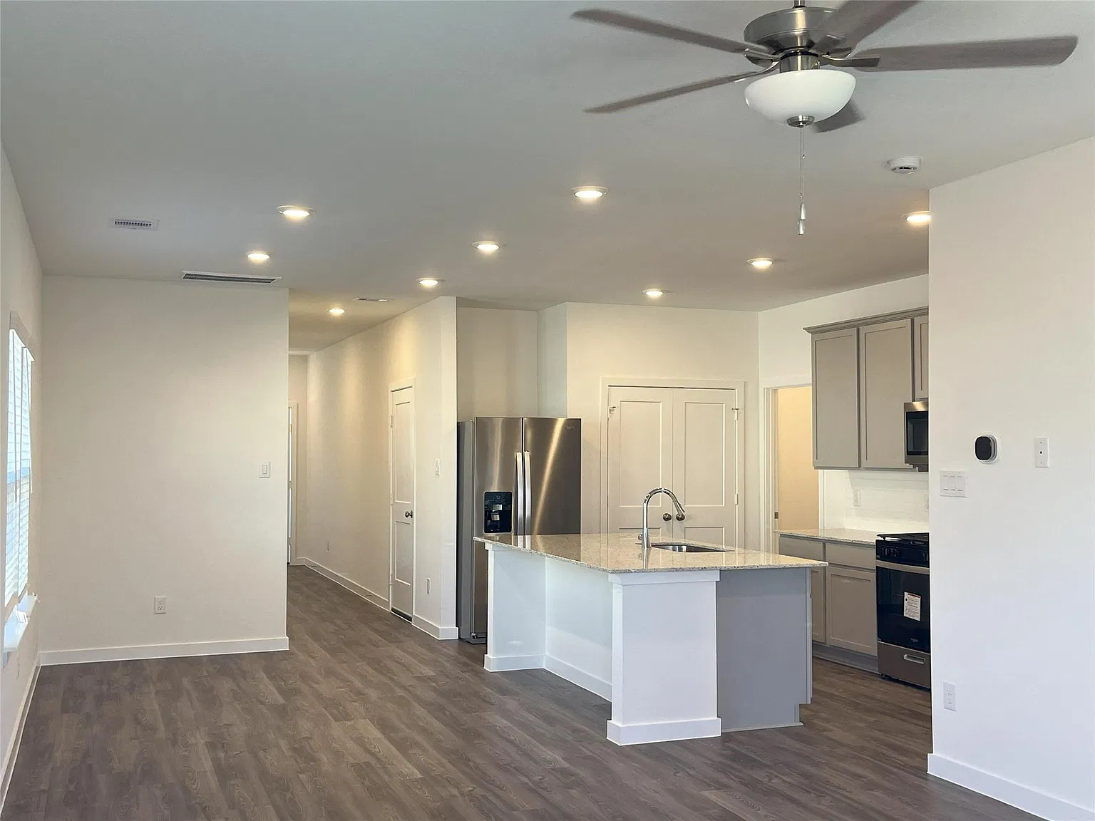 4 bed, 2.5 bath, 1785 sqft, $2,000 — Photo 2