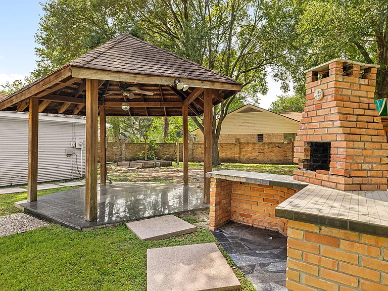 2114 Briargreen Dr — Photo 35