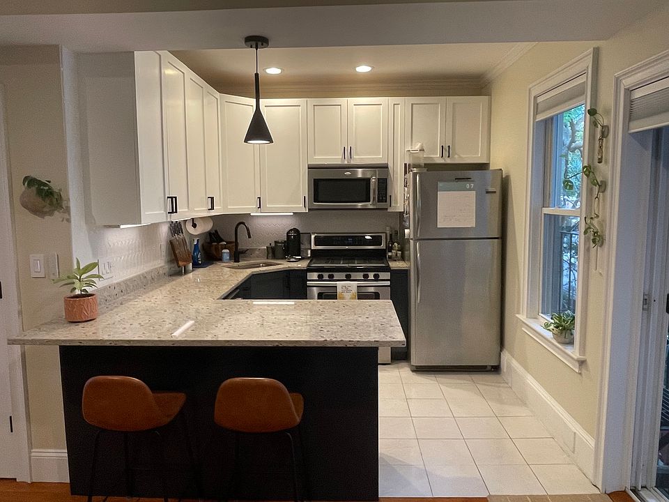 Kitchen with bar seating (2-3 seats).