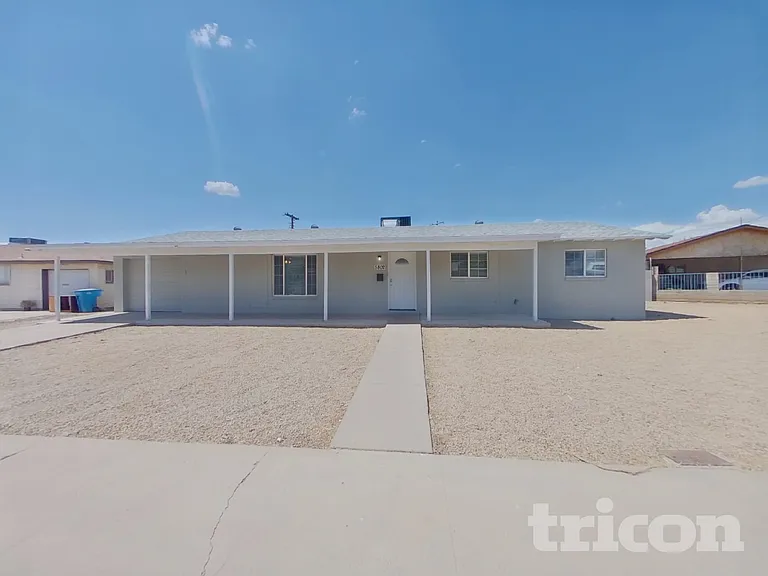 5802 W Coolidge St — Photo 2