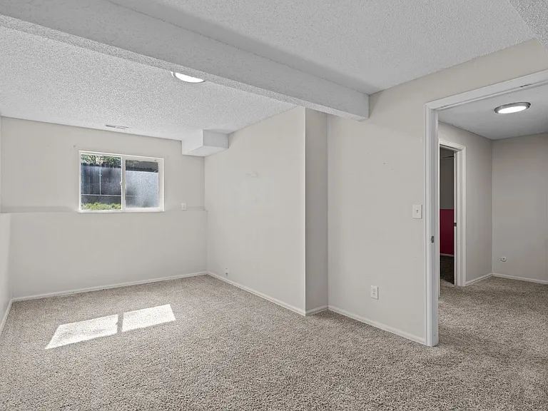 580 Upton Dr — Photo 20