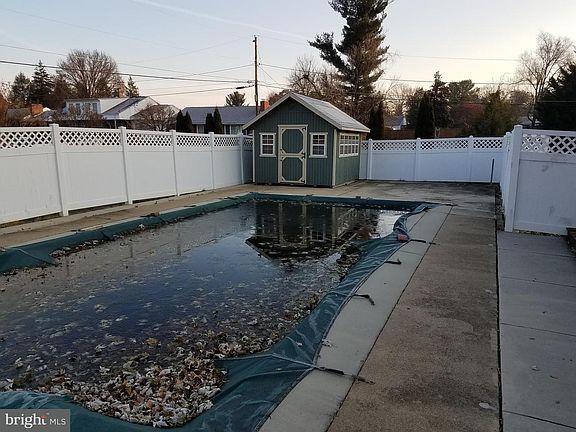 4th image of 18424 Woodside Dr