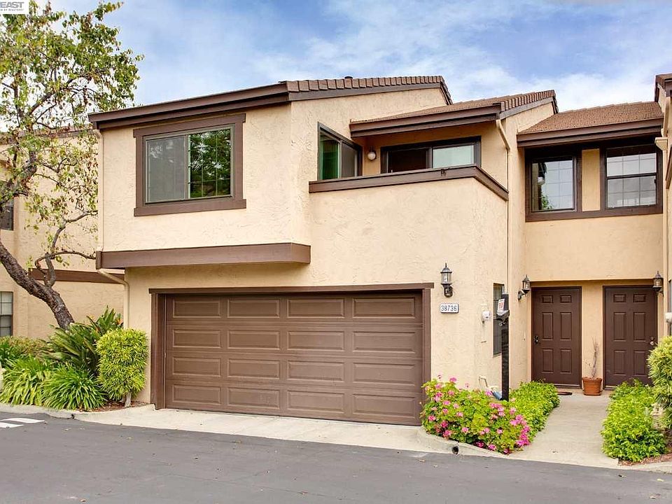 Condo/Townhouse with 2 car garage