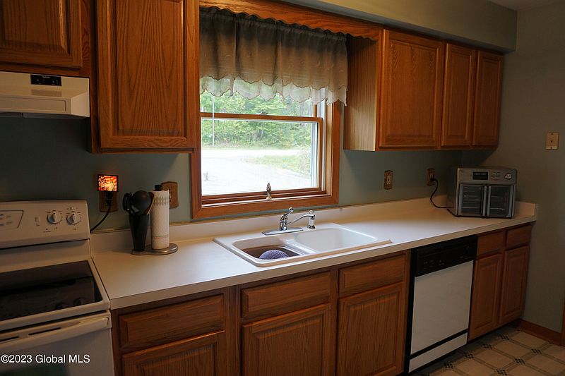 3rd image of 131 Sinclair Road