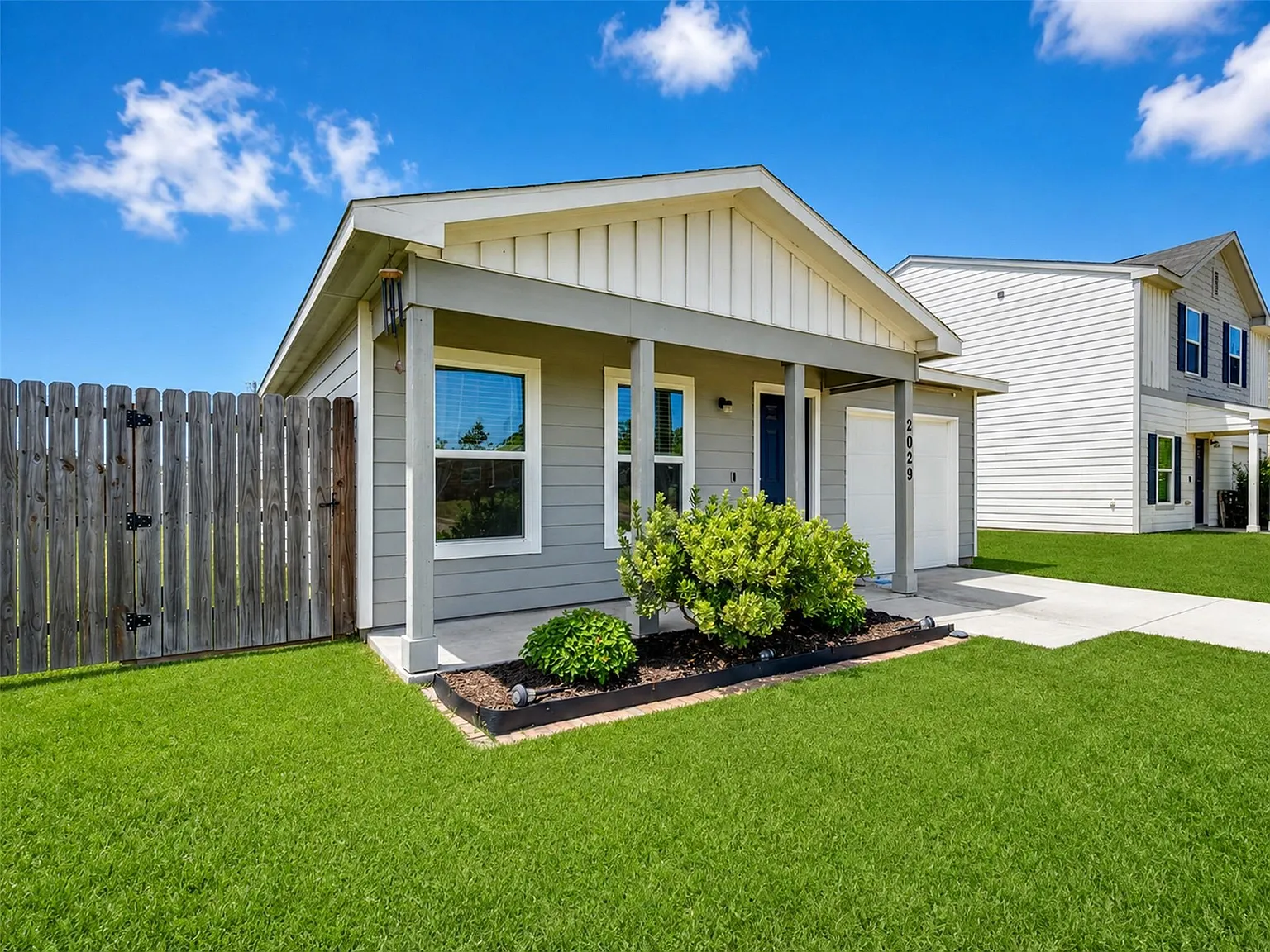 3 bed, 2.0 bath, 1080 sqft, $1,900 — Photo 3