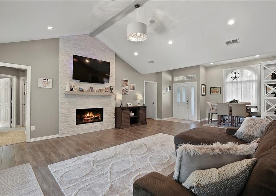 1st image of 1712 Parkwood Dr