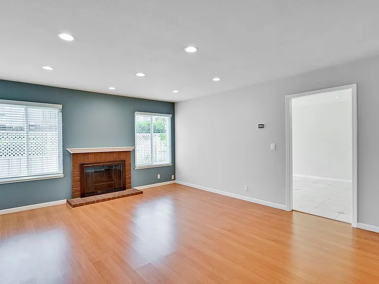6651 Bunker Hill Ct — Photo 2
