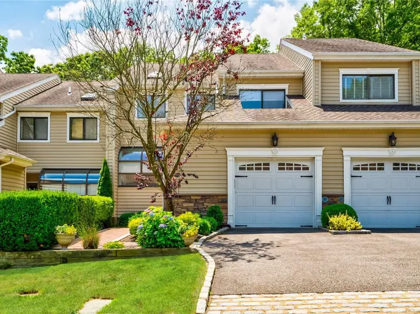 15 Villas Circle #15, Melville, NY 11747
