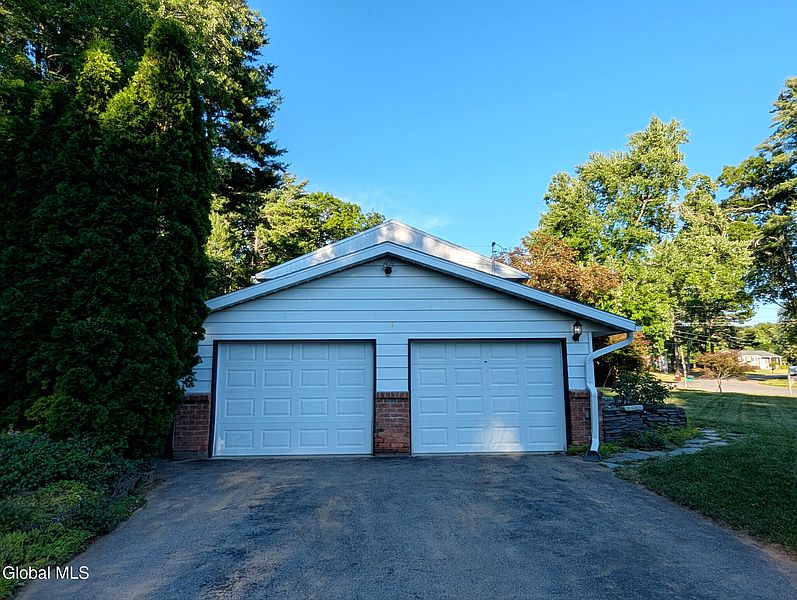 3rd image of 16 Sylvan Lane
