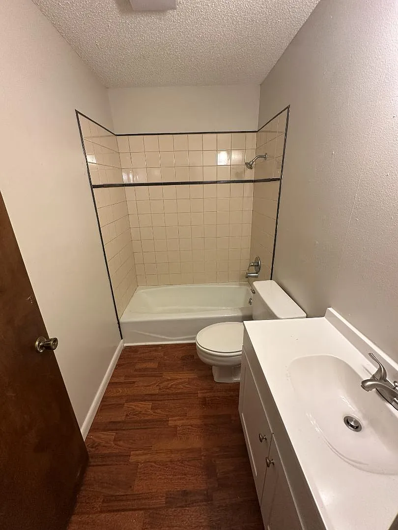 1001 W 41st Ave - Apt # 13 — Photo 3