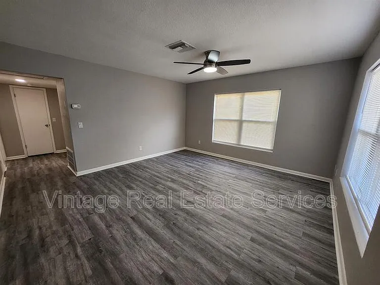 304 S Mercury Ave — Photo 4